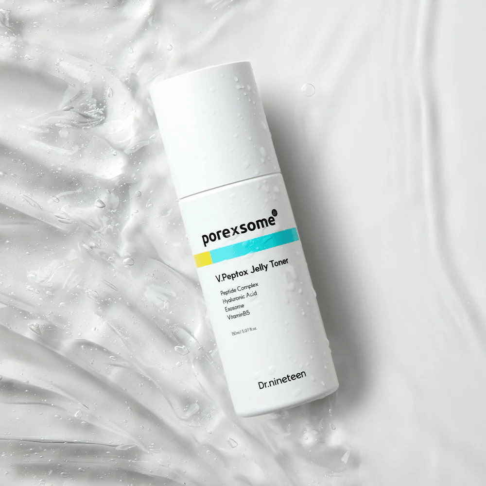 Porexsome V.Peptox Jelly Toner da Dr.nineteen posato su una superficie lucida con effetto acqua. Un tonico viso idratante e rassodante per i pori.