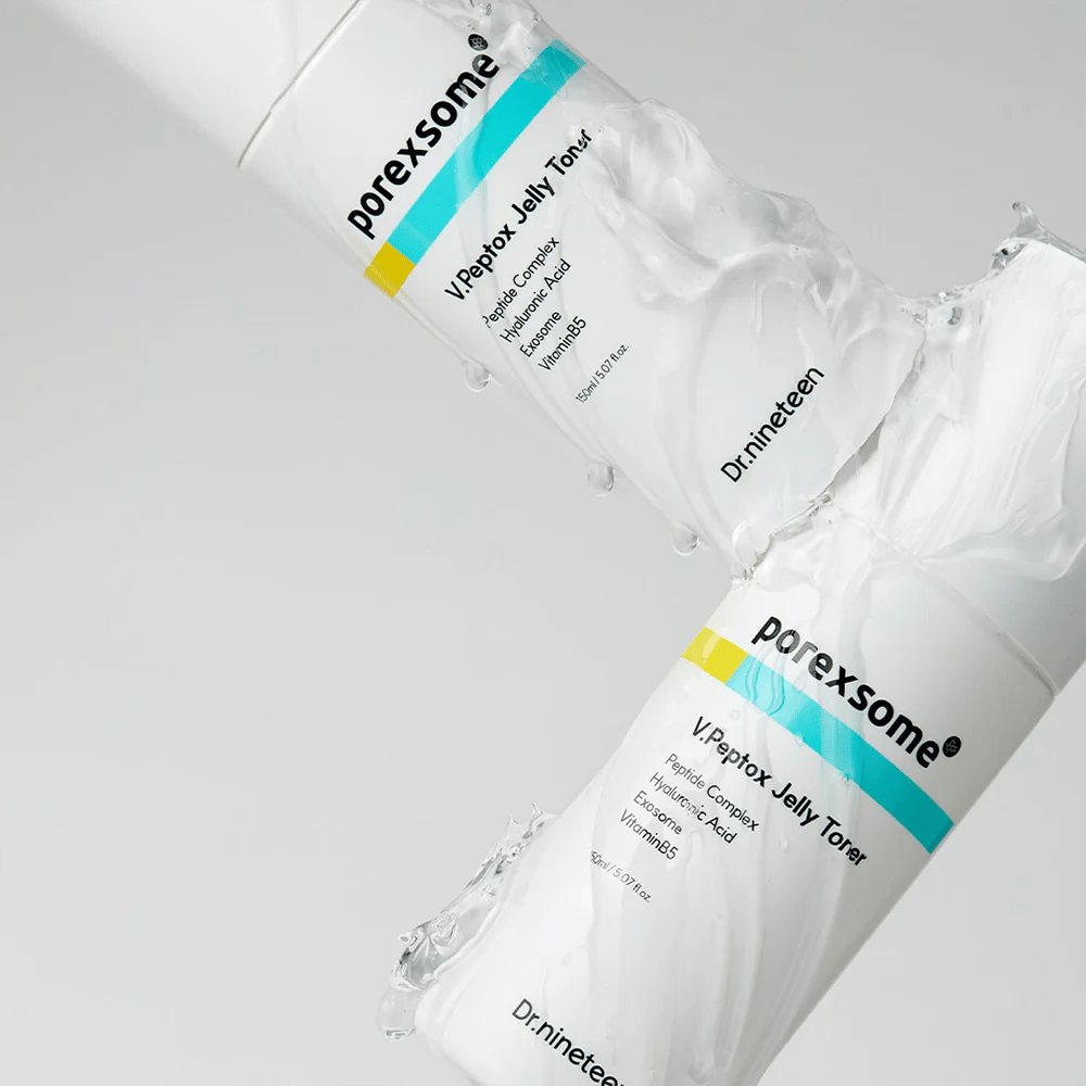 Due bottiglie di Porexsome V.Peptox Jelly Toner coperte di gel trasparente. Design moderno e clinico che mette in risalto la texture fresca del prodotto.