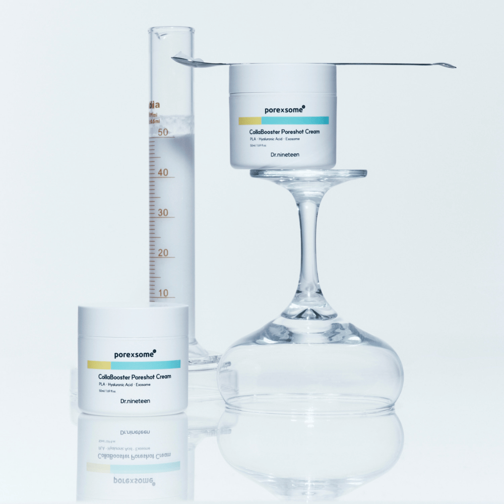Due barattoli di Dr.nineteen Porexsome CollaBooster Poreshot Cream posizionati accanto a un bicchiere e un misurino. Design minimalista che segnala precisione scientifica.