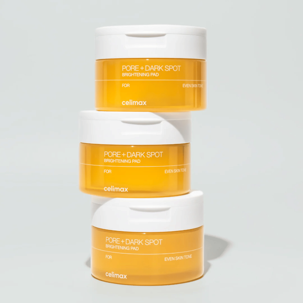 Tre barattoli di Celimax Pore + Dark Spot Brightening Pad – pads esfolianti illuminanti per una pelle più uniforme e una lucentezza più chiara.