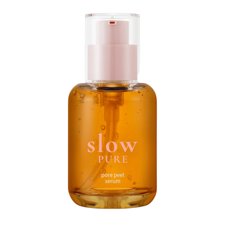 Slow Pure Pore Peel Serum i glasflaska med pump, fyllt med exfolierande bärnstensfärgat serum.