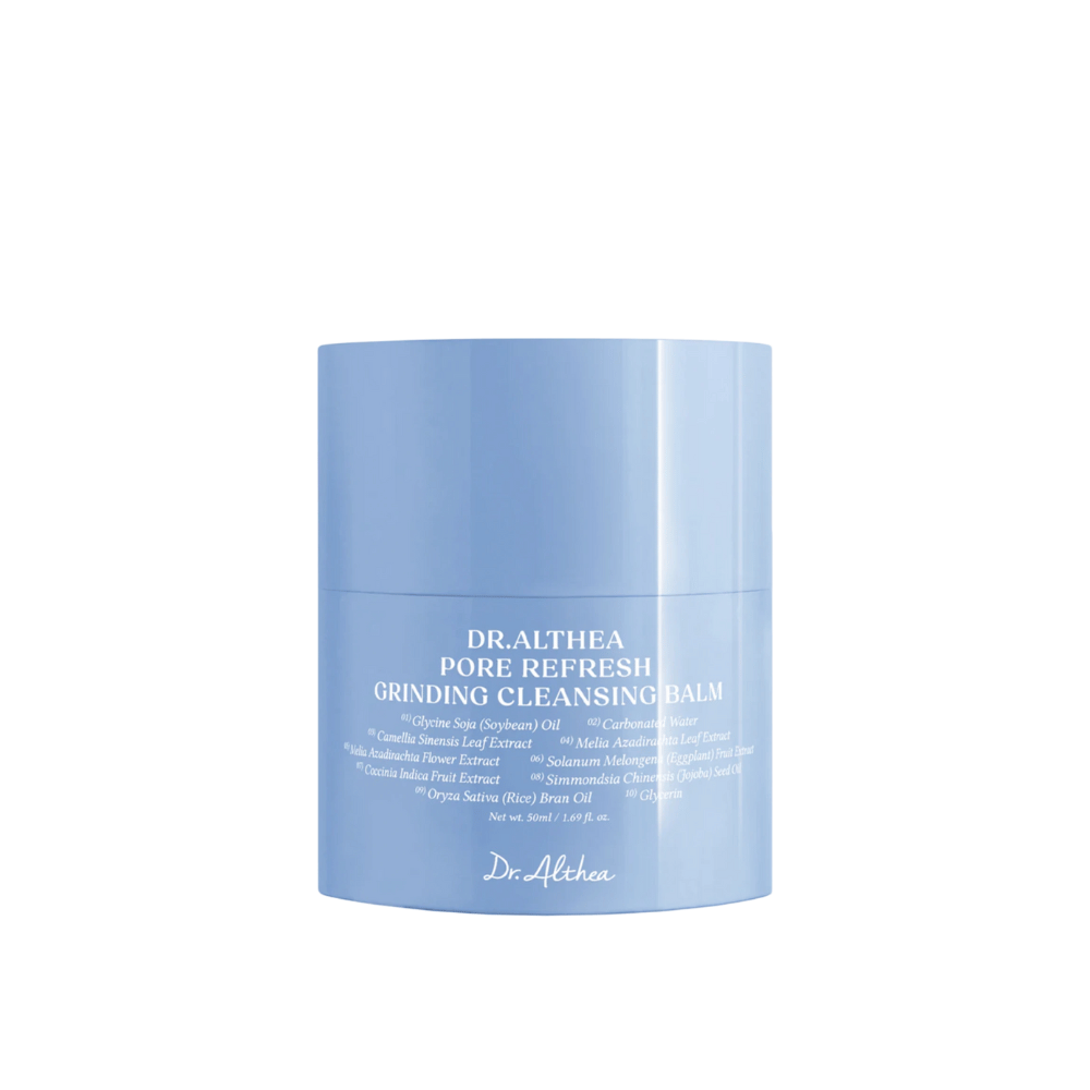 Dr.Althea Pore Refresh Grinding Cleansing Balm, barattolo da 50 ml con un coperchio di plastica blu. L'etichetta sul barattolo è bianca con la scritta "Pore Refresh Grinding Cleansing Balm" e contiene ingredienti come Glycine Soja (Soybean) Oil, Camellia Sinensis Leaf Extract e Oryza Sativa (Rice) Bran Oil.
