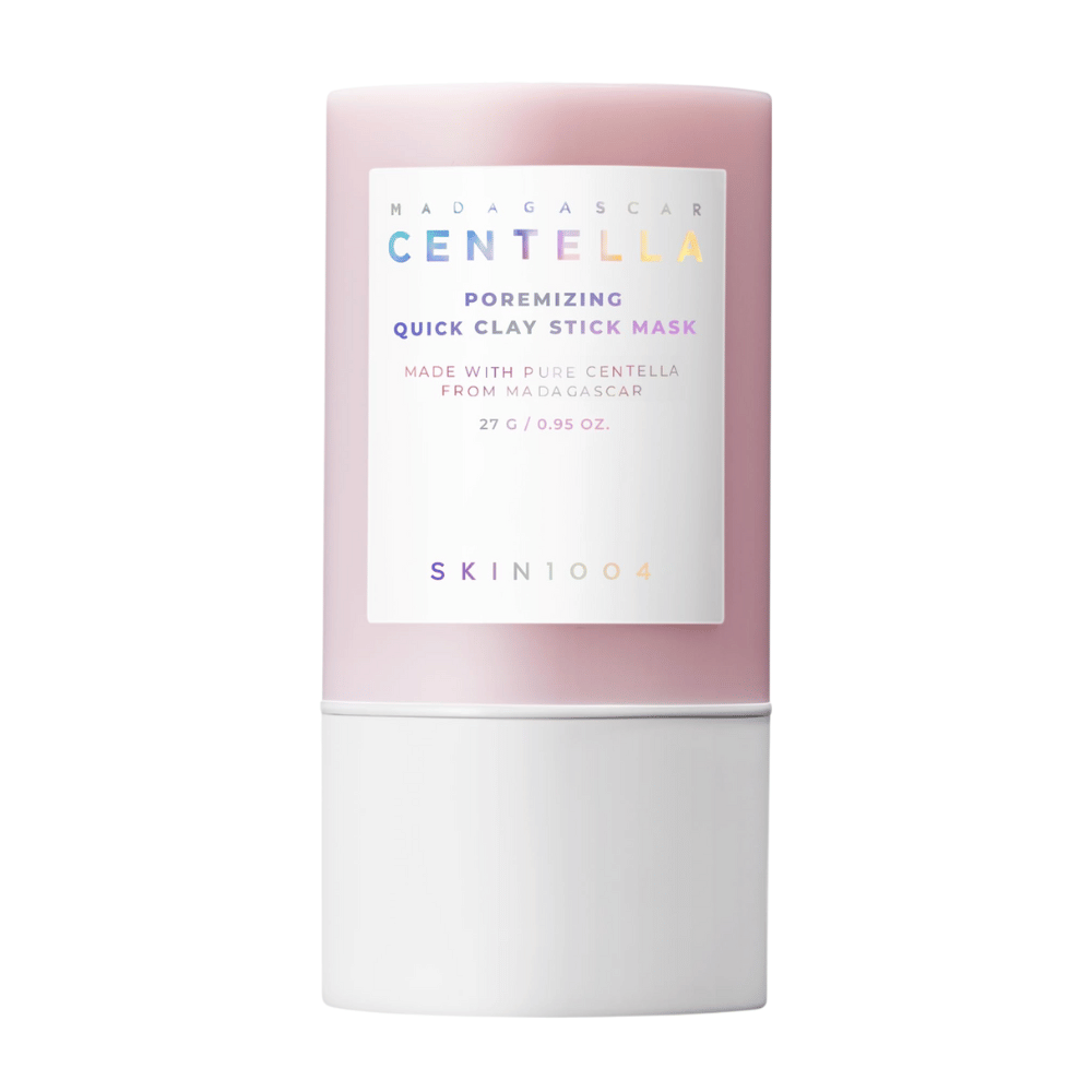 SKIN1004 Madagascar Centella Poremizing Quick Clay Stick Mask in una confezione elegante rosa e bianca. Maschera di argilla in formato stick per una pelle pulita e fresca.