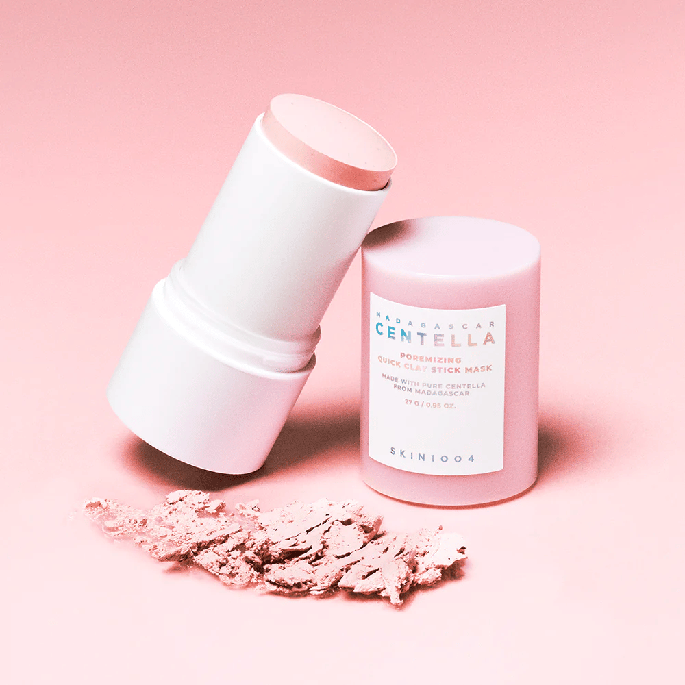 SKIN1004 Madagascar Centella Poremizing Quick Clay Stick Mask in una confezione rosa. Maschera di argilla pratica in formato stick per pulire e minimizzare i pori.