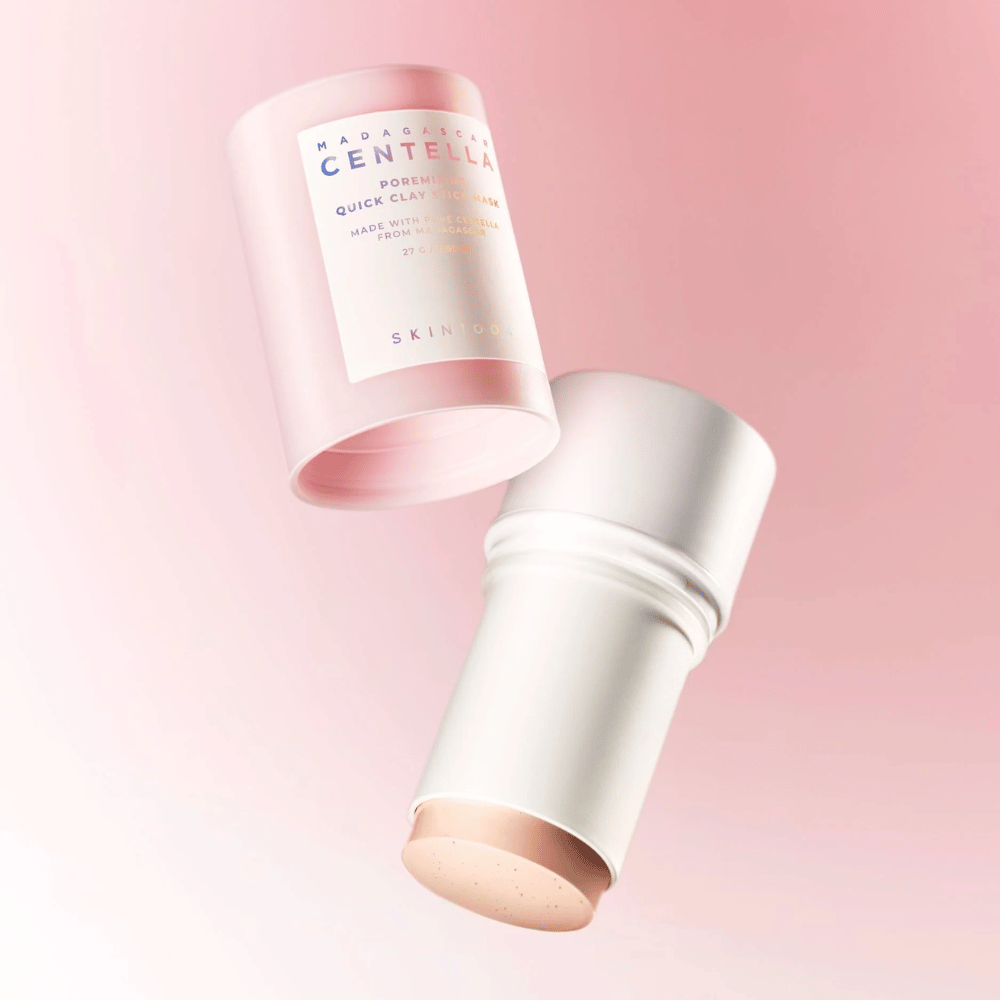 SKIN1004 Madagascar Centella Poremizing Quick Clay Stick Mask in un design elegante rosa e bianco. Formato stick pratico per un'applicazione facile e una pulizia profonda.
