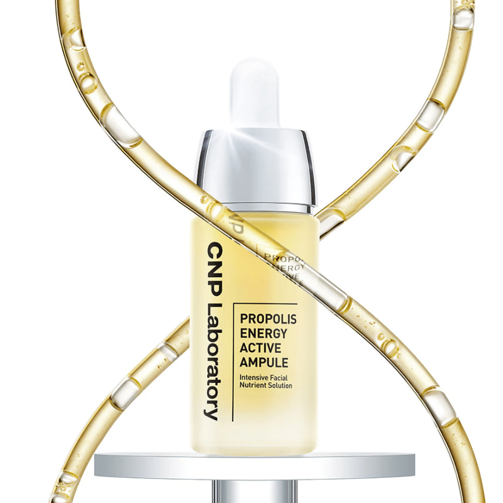 CNP Laboratory Propolis Energy Active Ampoule è un trattamento viso ricco di nutrienti arricchito con estratto di propoli. Idrata, rafforza la barriera della pelle e dona un bagliore naturale. Perfetto per la pelle sensibile e l'uso quotidiano per una pelle sana e radiosa.