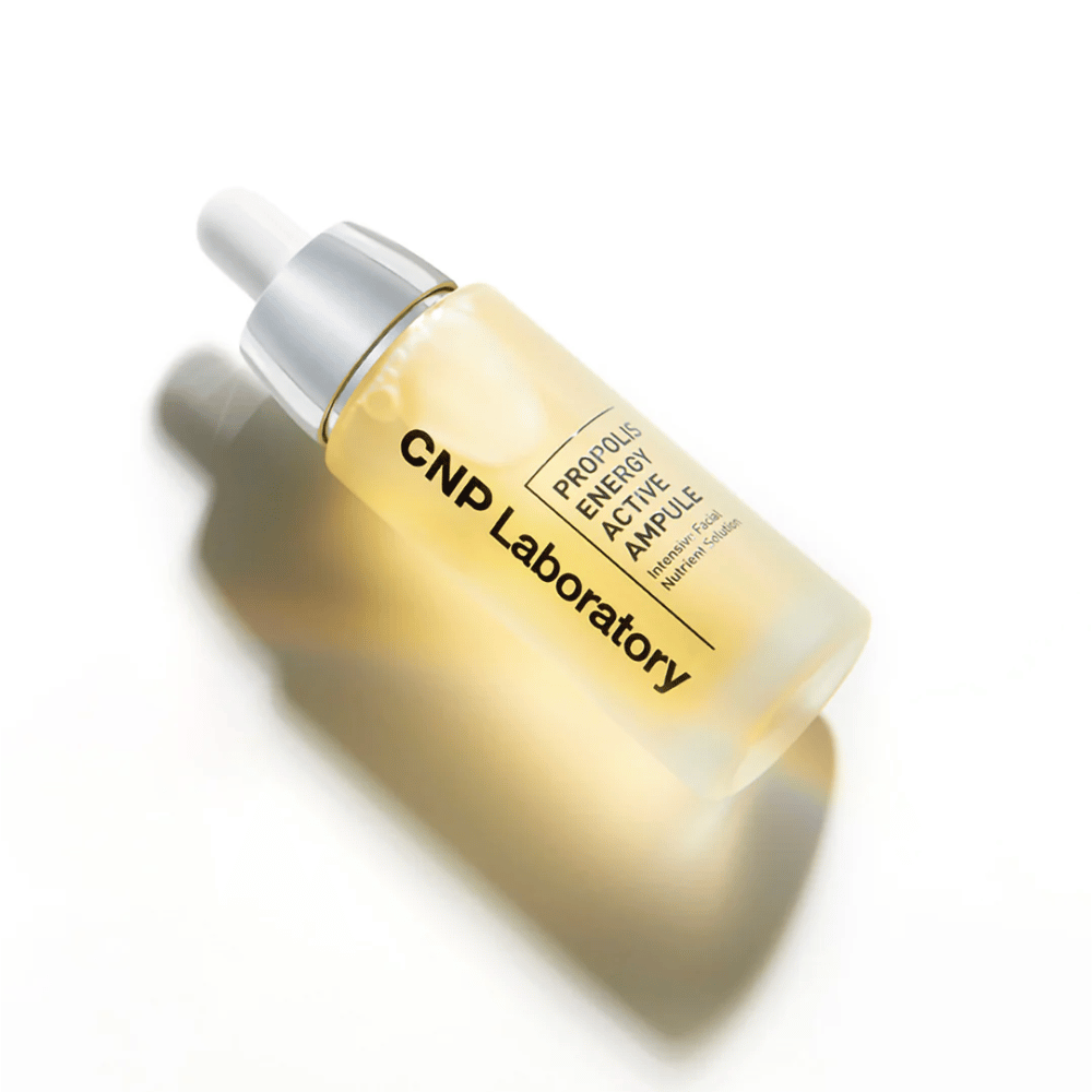 CNP Laboratory Propolis Energy Active Ampoule è un potente prodotto per la cura della pelle arricchito con estratto di propoli. Idrata, nutre e promuove una pelle radiosa. Perfetto per rafforzare la barriera cutanea e lenire la pelle irritata. Utilizzare quotidianamente per i migliori risultati.