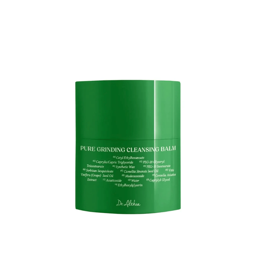 L'immagine mostra un barattolo verde con "Pure Grinding Cleansing Balm" di Dr. Althea. La confezione è semplice ed elegante con testo bianco che elenca ingredienti chiave come olio di semi d'uva, estratto di centella asiatica e olio di semi di camelia. Il design trasmette una sensazione di cura della pelle naturale ed efficace.