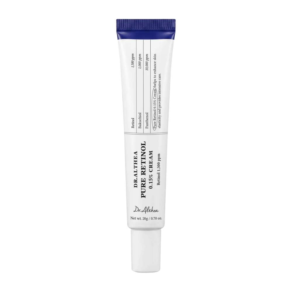 Immagine del prodotto scontornata di Dr. Althea Pure Retinol 0.15% Cream su sfondo bianco. Il design minimalista del tubo mette in risalto l’aspetto pulito e clinico del prodotto, mentre la concentrazione di retinolo è chiaramente comunicata sulla confezione.