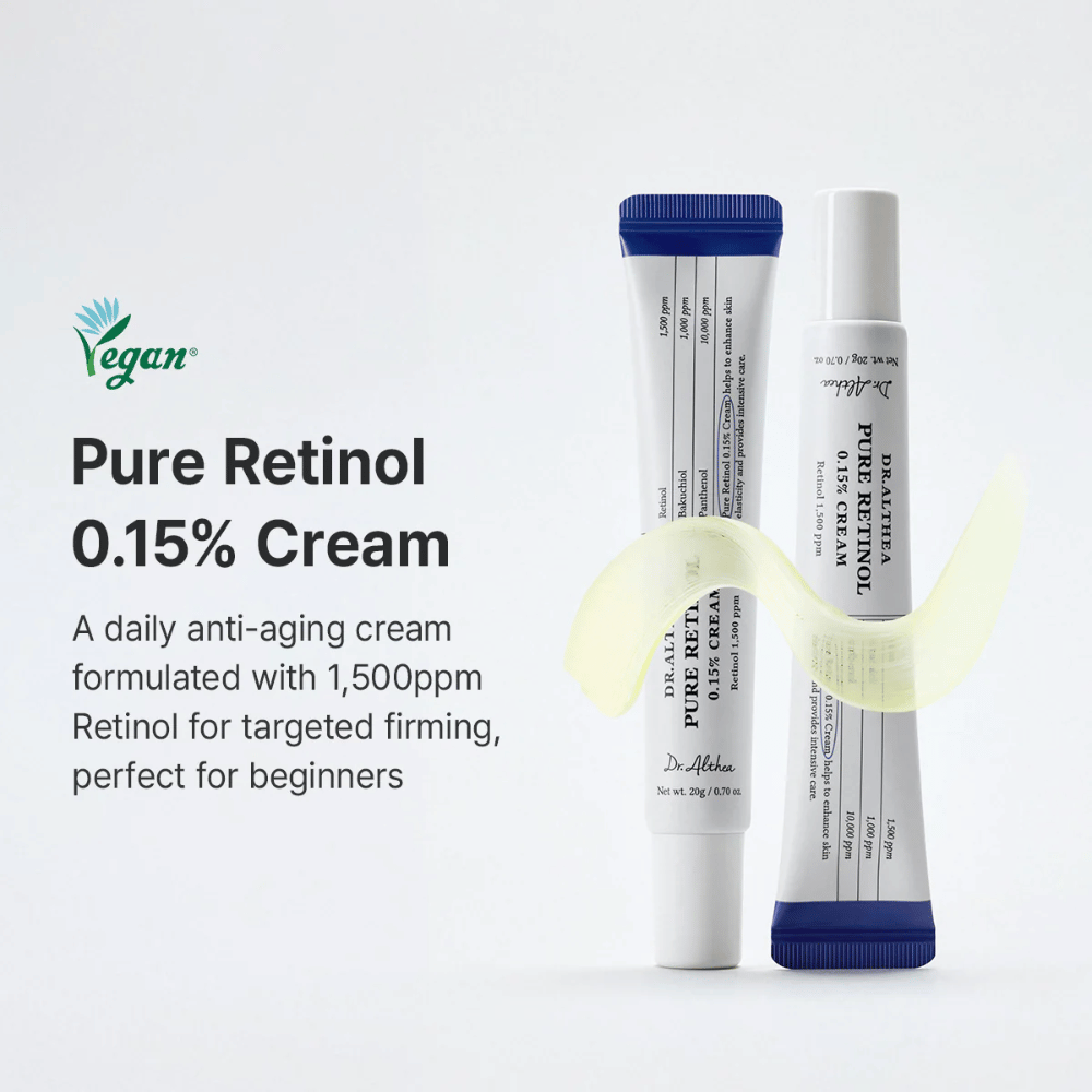 Immagine di marketing che presenta Dr. Althea Pure Retinol 0.15% Cream come una crema al retinolo quotidiana per principianti. Il prodotto è mostrato insieme a una texture cremosa fluida che evidenzia la formulazione leggera e morbida.