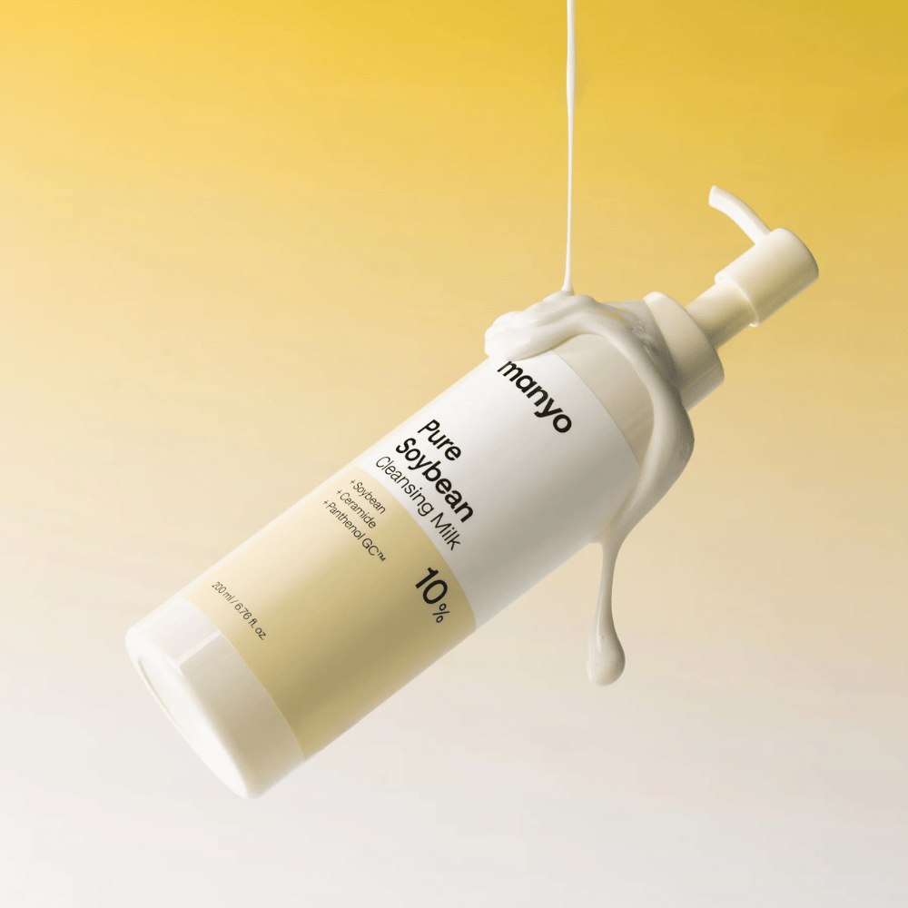 2. Ma:nyo Pure Soybean Cleansing Milk – detergente viso idratante dalla consistenza cremosa su sfondo giallo