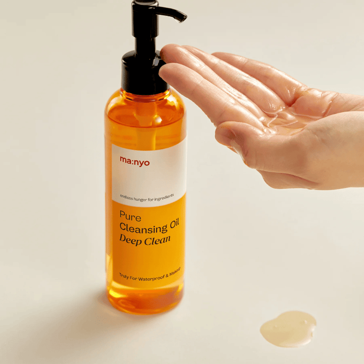 ma:nyo Pure Cleansing Oil Deep Clean applicato sulla mano – olio detergente delicato ma potente adatto per la doppia detersione quotidiana.