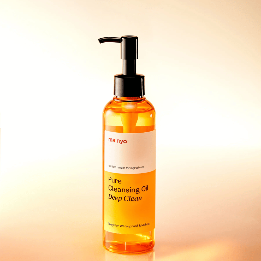 ma:nyo Pure Cleansing Oil Deep Clean con texture oleosa dorata – detergente a base di olio che emulsiona facilmente e lascia la pelle pulita e morbida.