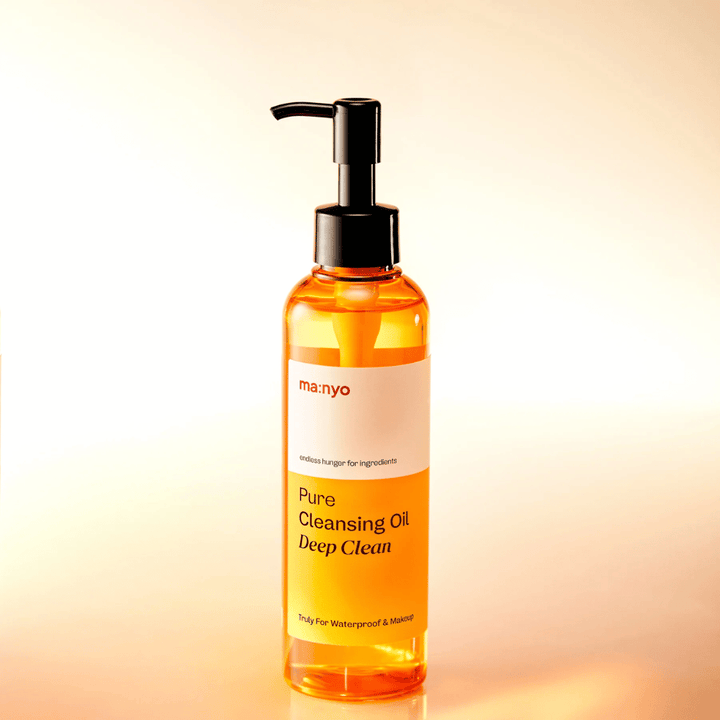 ma:nyo Pure Cleansing Oil Deep Clean con texture oleosa dorata – detergente a base di olio che emulsiona facilmente e lascia la pelle pulita e morbida.