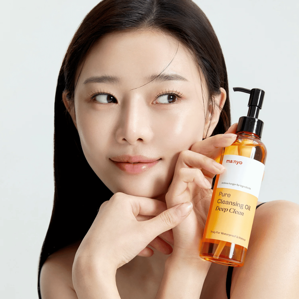 ma:nyo Pure Cleansing Oil Deep Clean – olio detergente profondo che scioglie efficacemente il trucco resistente all'acqua e lo sporco senza seccare la pelle.