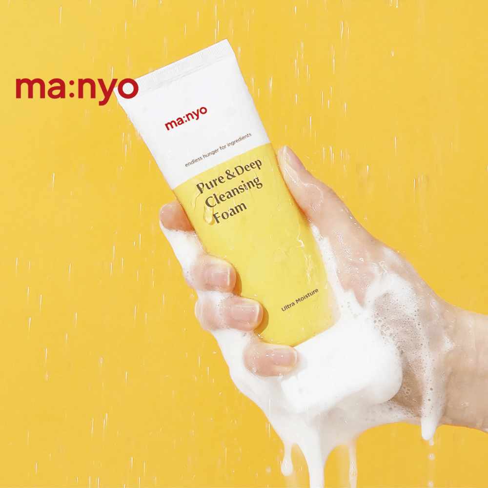 Ma:nyo Pure & Deep Cleansing Foam in schiuma – schiuma detergente idratante che pulisce i pori in profondità e lascia la pelle morbida e fresca.
