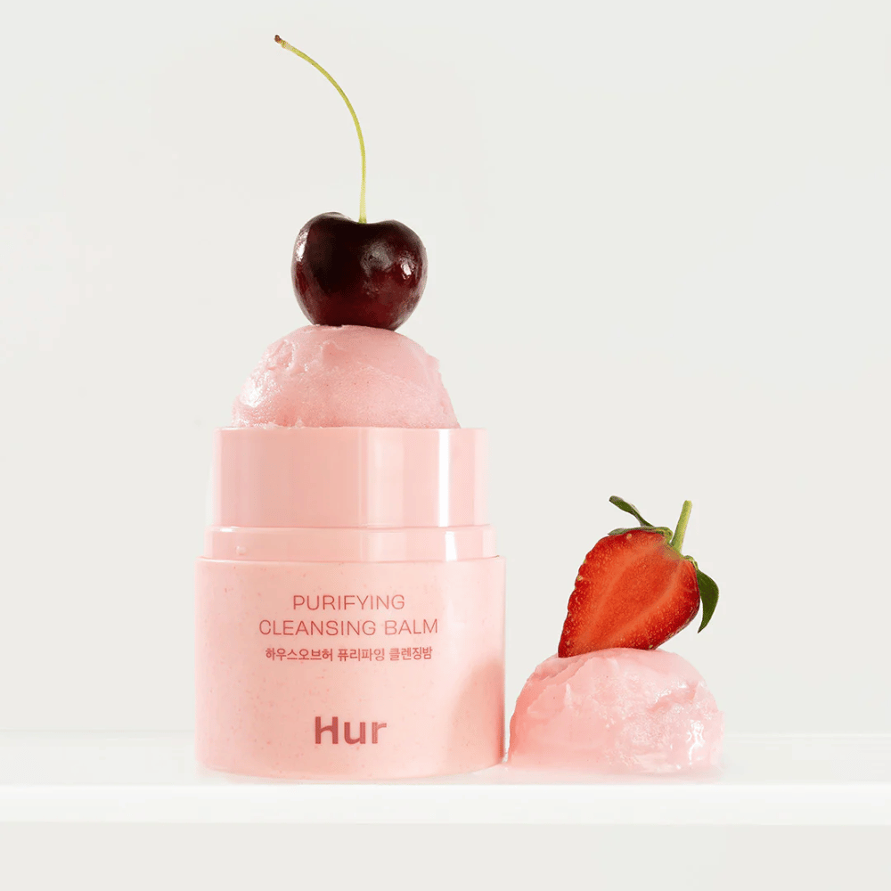 Aperto Come Purifying Cleansing Balm con una texture simile al sorbetto decorato con ciliegie e fragole. Balsamo detergente ispirato alla frutta con proprietà ammorbidenti e detergenti.