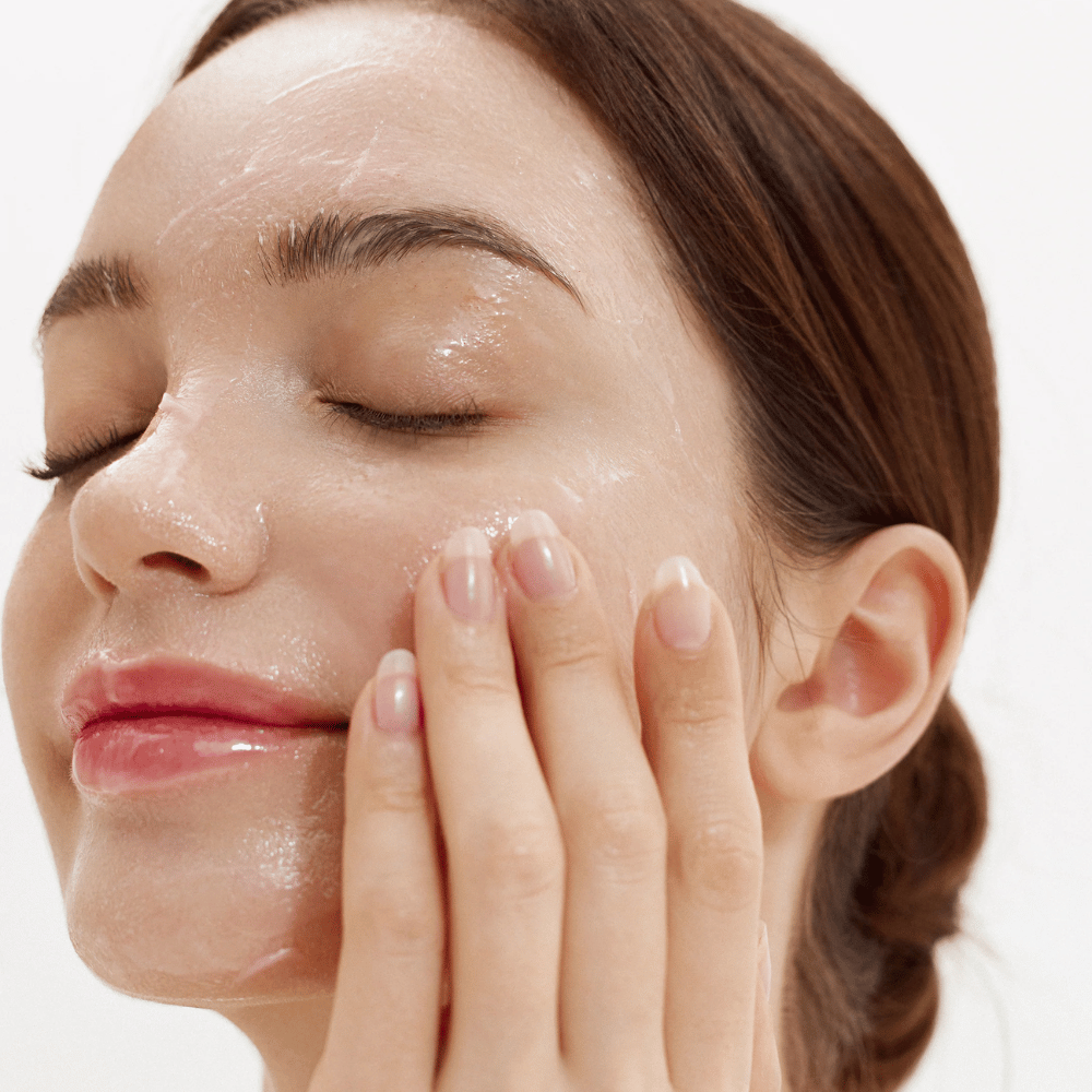 Come Purifying Cleansing Balm applicato sul viso. Balsamo cremoso che si scioglie a contatto con la pelle e rimuove delicatamente sporco, protezione solare e trucco.