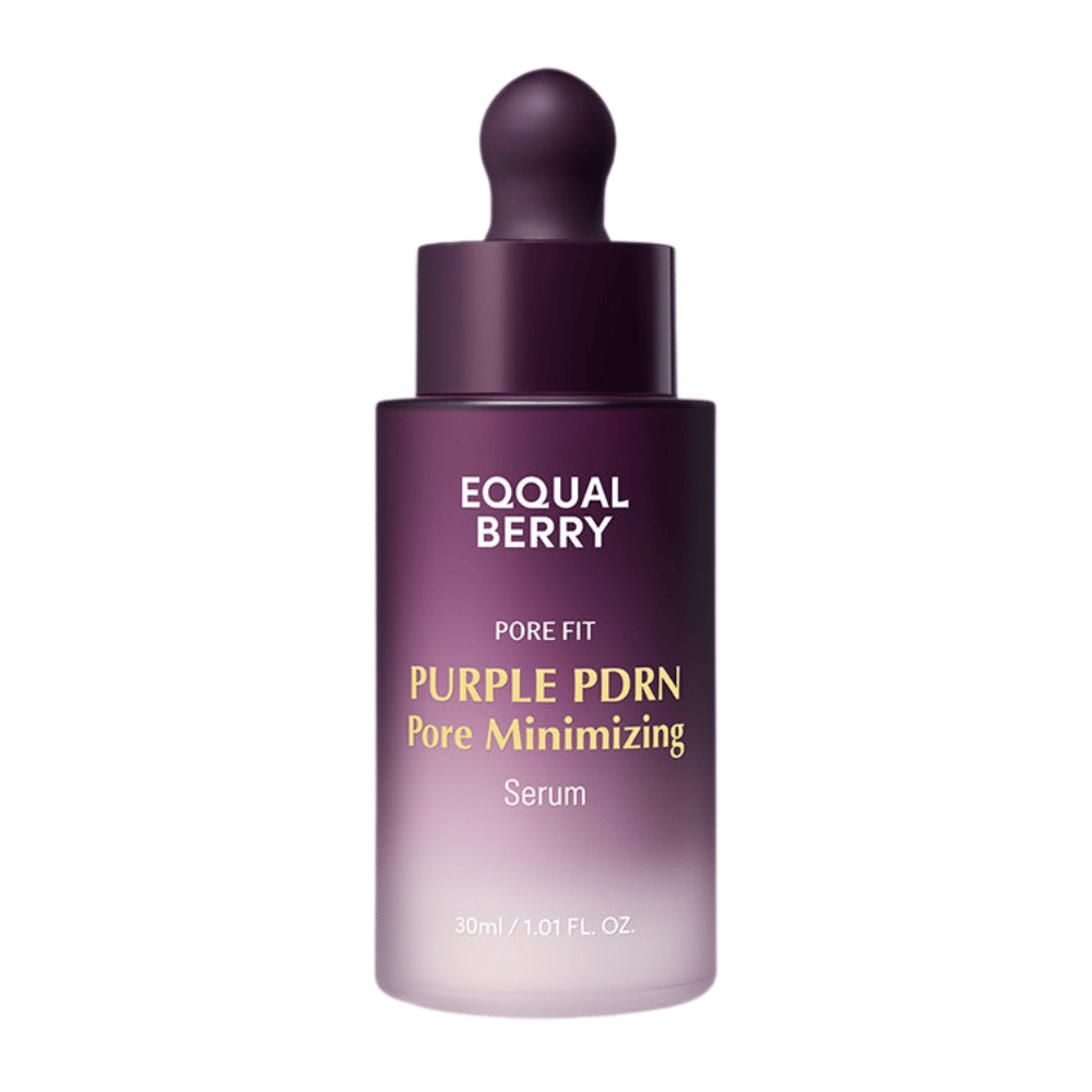 EQUAL BERRY Purple PDRN Pore Minimizing Serum in una bottiglia di vetro viola con pipetta e testo bianco-giallo su sfondo bianco.