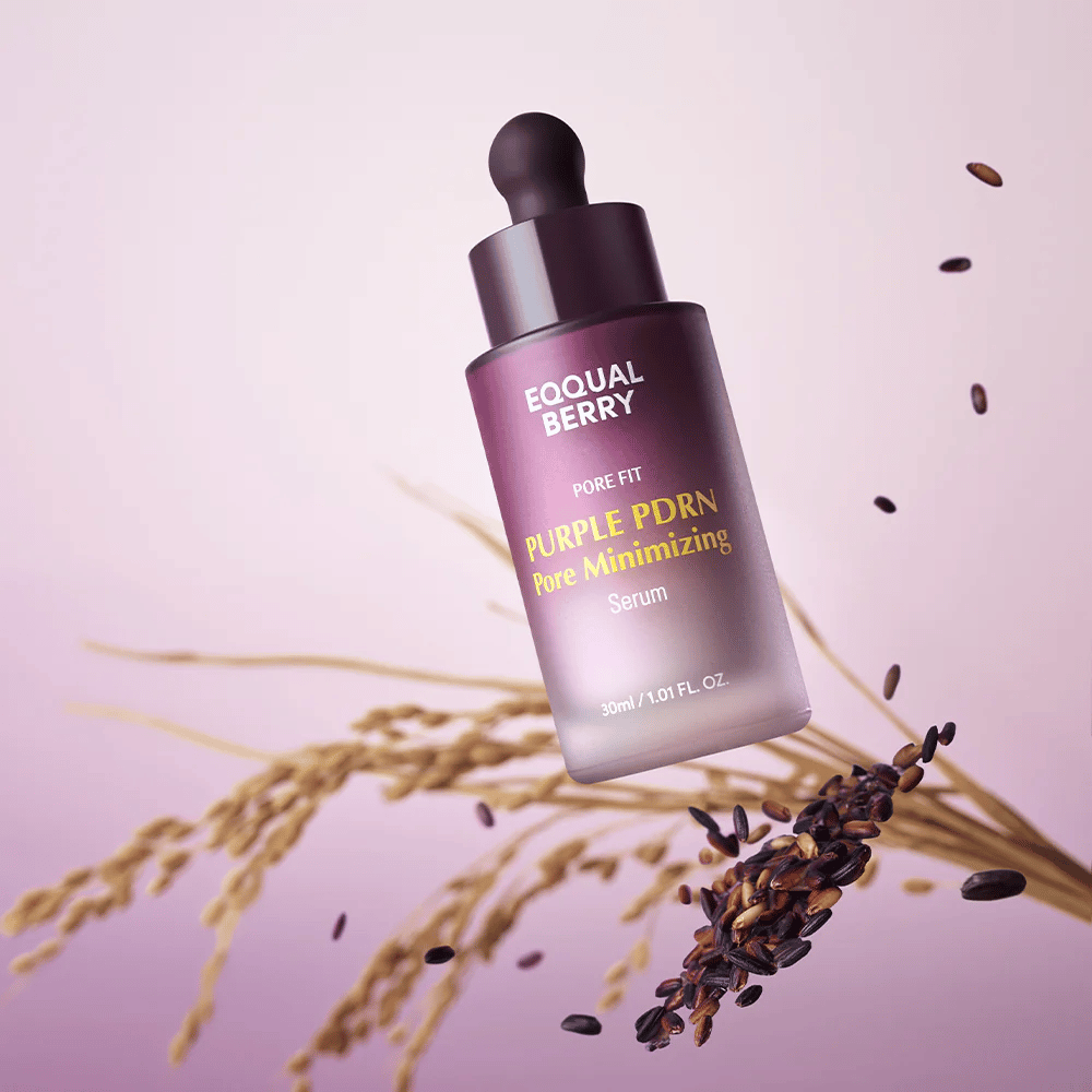 Bottiglia con Equal Berry Purple PDRN Pore Minimizing Serum fluttua su sfondo viola, circondata da chicchi di riso neri e fili di riso.
