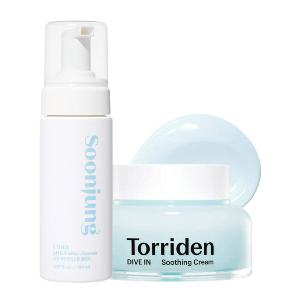 Kit per la cura della pelle che contiene una bottiglia bianca con pompa, etichettata "Soonjung", e un barattolo con contenuto azzurro, etichettato "Torriden Dive In Soothing Cream". La bottiglia è di 150 ml e ha un design pulito e minimalista. Il barattolo è trasparente e mostra una crema calmante, azzurra.