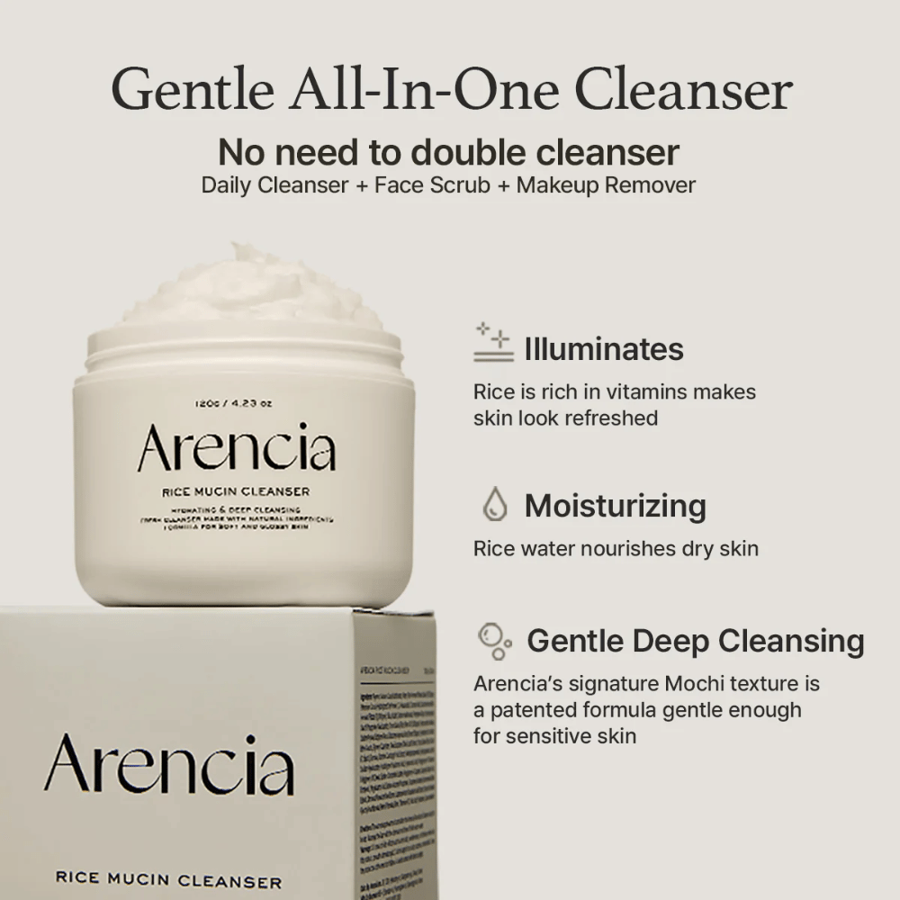Arencia Rice Mucin Cleanser viene mostrato insieme alla confezione. Il testo evidenzia tre vantaggi: luminosità con vitamine del riso, idratazione con acqua di riso e pulizia profonda delicata con texture Mochi – tutto in un unico prodotto.