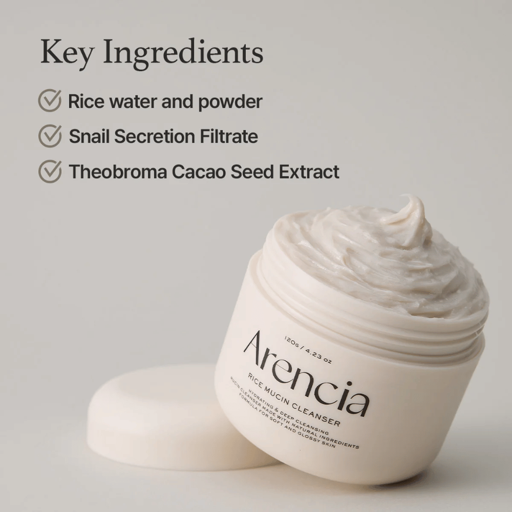 Barattolo con Arencia Rice Mucin Cleanser, aperto e pieno di una crema detergente bianca e cremosa. Il testo elenca gli ingredienti chiave: acqua di riso e polvere, filtrato di secrezione di lumaca ed estratto di semi di cacao.