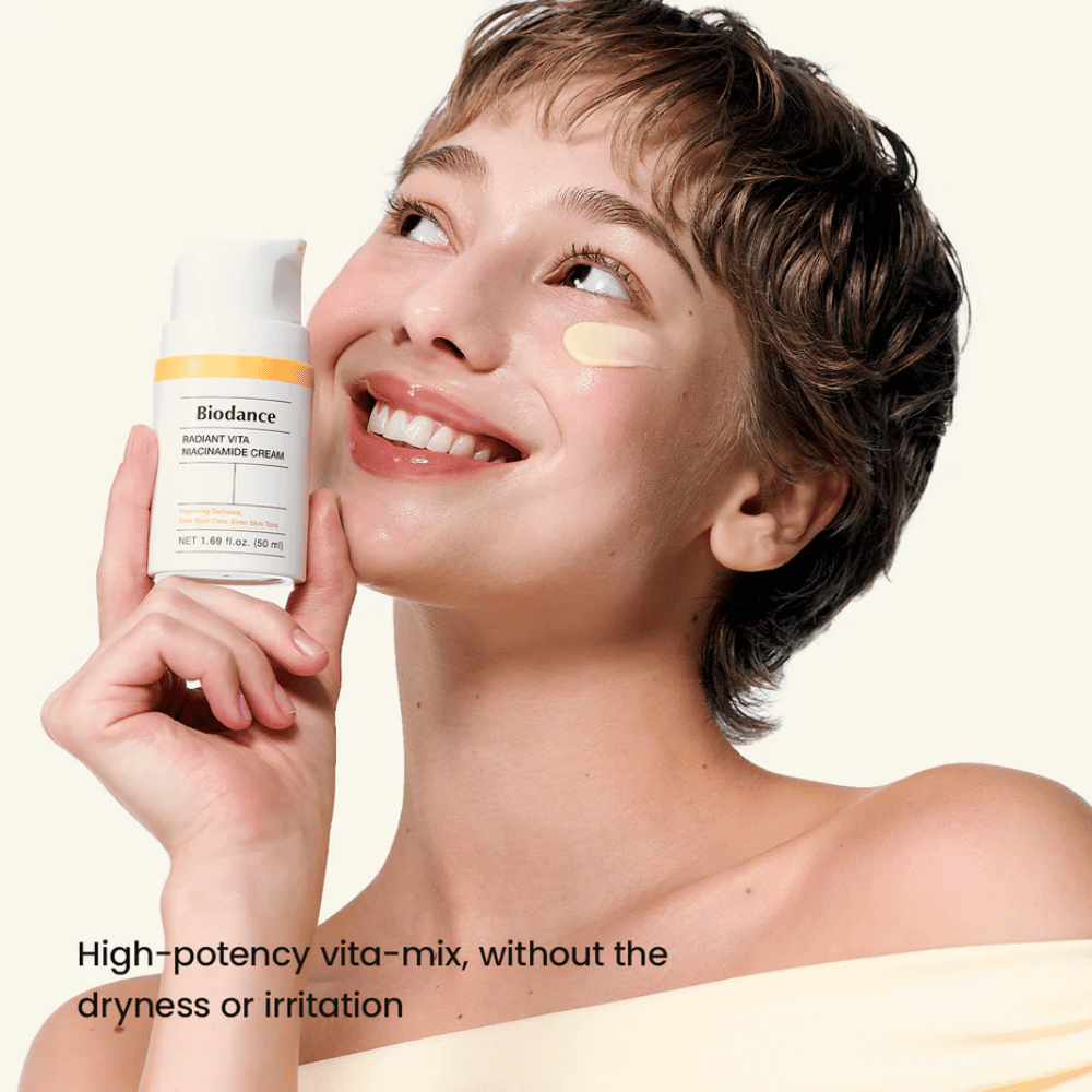 Modello con Biodance crema niacinamide applicata per un tono di pelle uniforme e luminoso
