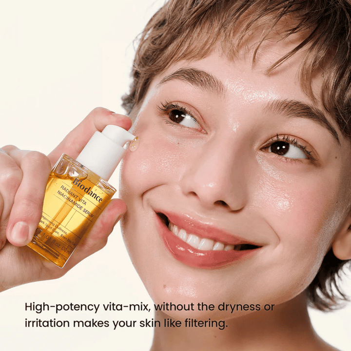 Modella con pelle radiosa dopo l'uso di Biodance Radiant Vita Niacinamide Serum per una pelle più chiara e uniforme