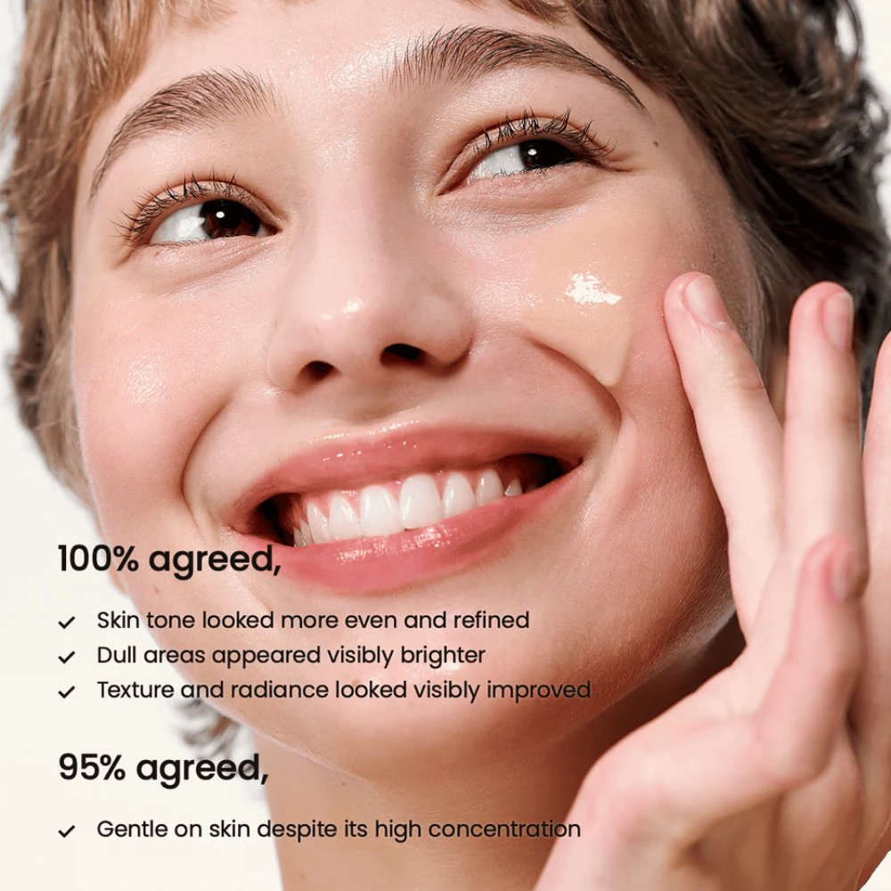 Donna applica Biodance Radiant Vita Niacinamide Serum sul viso per tono della pelle uniforme, maggiore luminosità e migliorata struttura della pelle