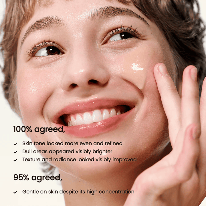 Donna applica Biodance Radiant Vita Niacinamide Serum sul viso per tono della pelle uniforme, maggiore luminosità e migliorata struttura della pelle