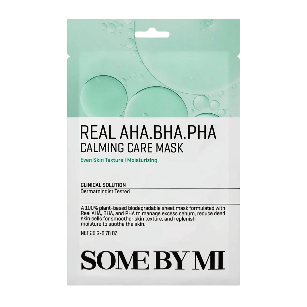 Immagine pulita del prodotto SOME BY MI Real AHA.BHA.PHA Calming Care Mask su sfondo bianco. La confezione mostra gli ingredienti principali del prodotto AHA, BHA e PHA, nonché il suo scopo di esfoliare la pelle, ridurre il sebo in eccesso e contribuire a una pelle più morbida e idratata. Il design presenta elementi verdi tonico viso che trasmettono freschezza e proprietà nutrienti.