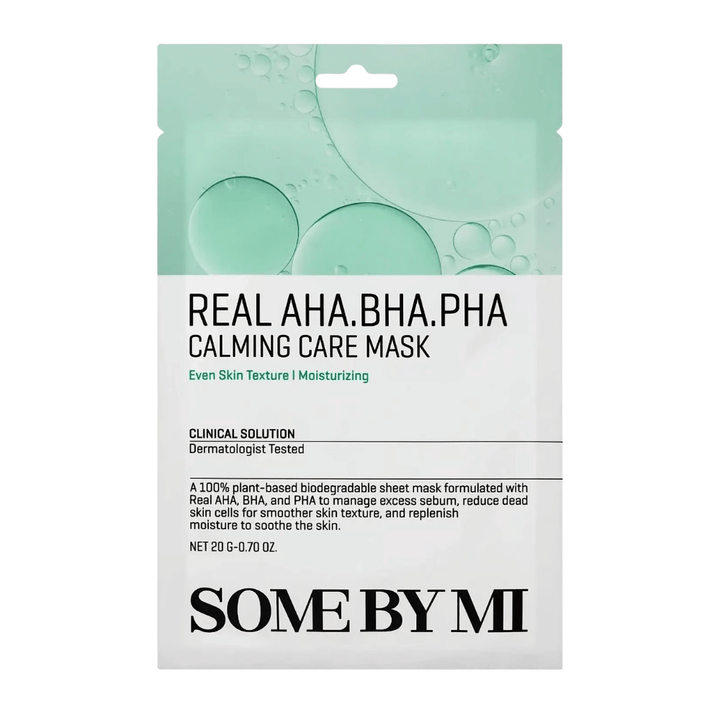 Immagine pulita del prodotto SOME BY MI Real AHA.BHA.PHA Calming Care Mask su sfondo bianco. La confezione mostra gli ingredienti principali del prodotto AHA, BHA e PHA, nonché il suo scopo di esfoliare la pelle, ridurre il sebo in eccesso e contribuire a una pelle più morbida e idratata. Il design presenta elementi verdi tonico viso che trasmettono freschezza e proprietà nutrienti.