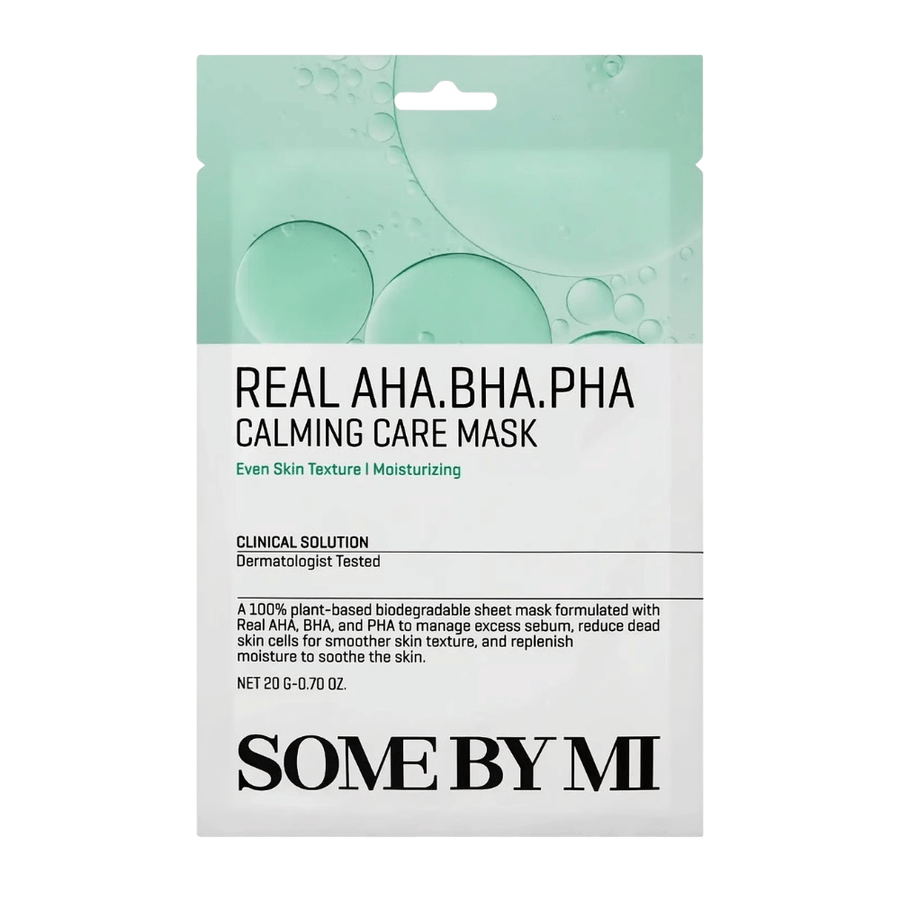 Immagine pulita del prodotto SOME BY MI Real AHA.BHA.PHA Calming Care Mask su sfondo bianco. La confezione mostra gli ingredienti principali del prodotto AHA, BHA e PHA, nonché il suo scopo di esfoliare la pelle, ridurre il sebo in eccesso e contribuire a una pelle più morbida e idratata. Il design presenta elementi verdi tonico viso che trasmettono freschezza e proprietà nutrienti.