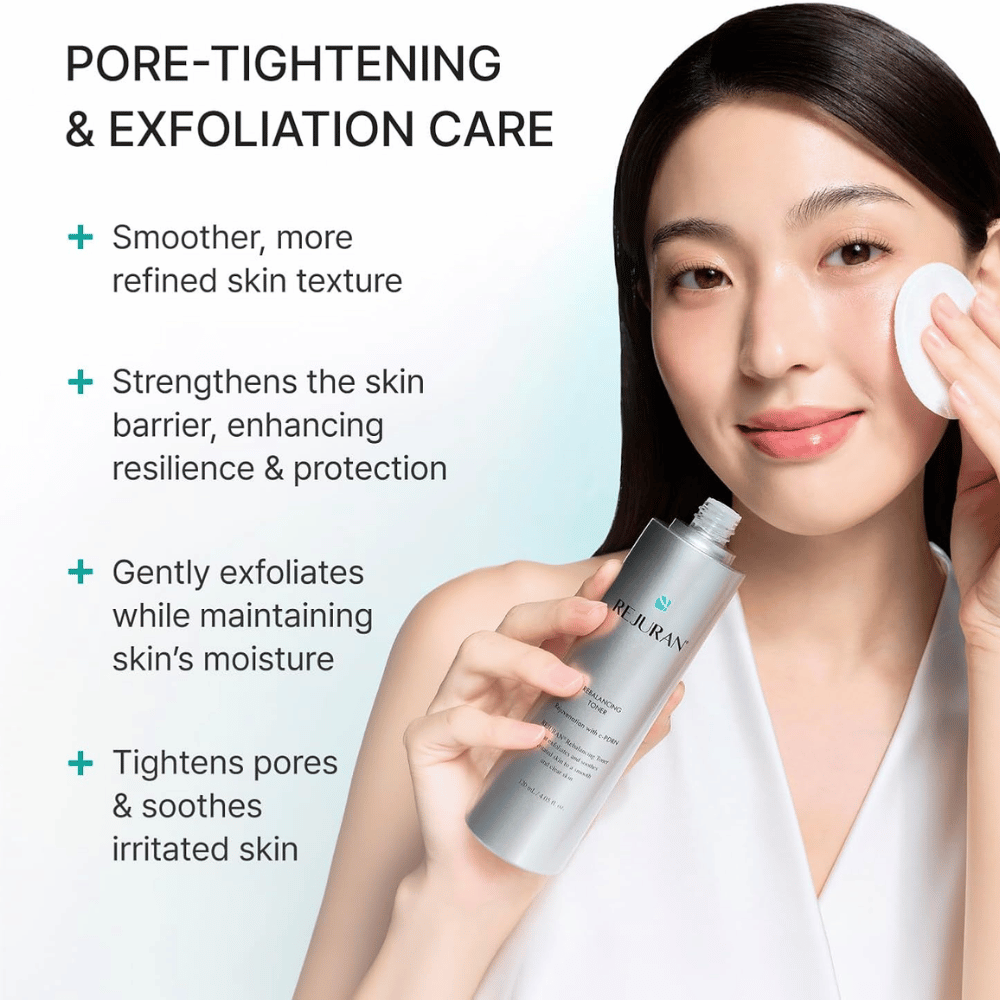 Rejuran Rebalancing Toner con C-PDRN. La modella applica il tonico viso con un dischetto di cotone per esfoliare e rendere la grana della pelle più uniforme.