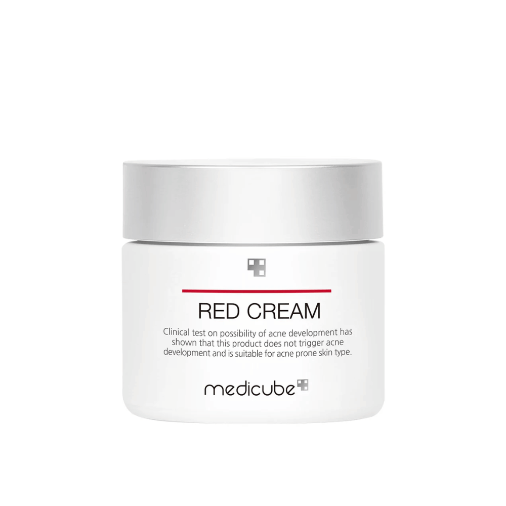 medicube Red Cream 50ml in barattolo bianco con coperchio argentato – sviluppato per la pelle soggetta ad acne e testato per non causare nuove eruzioni.