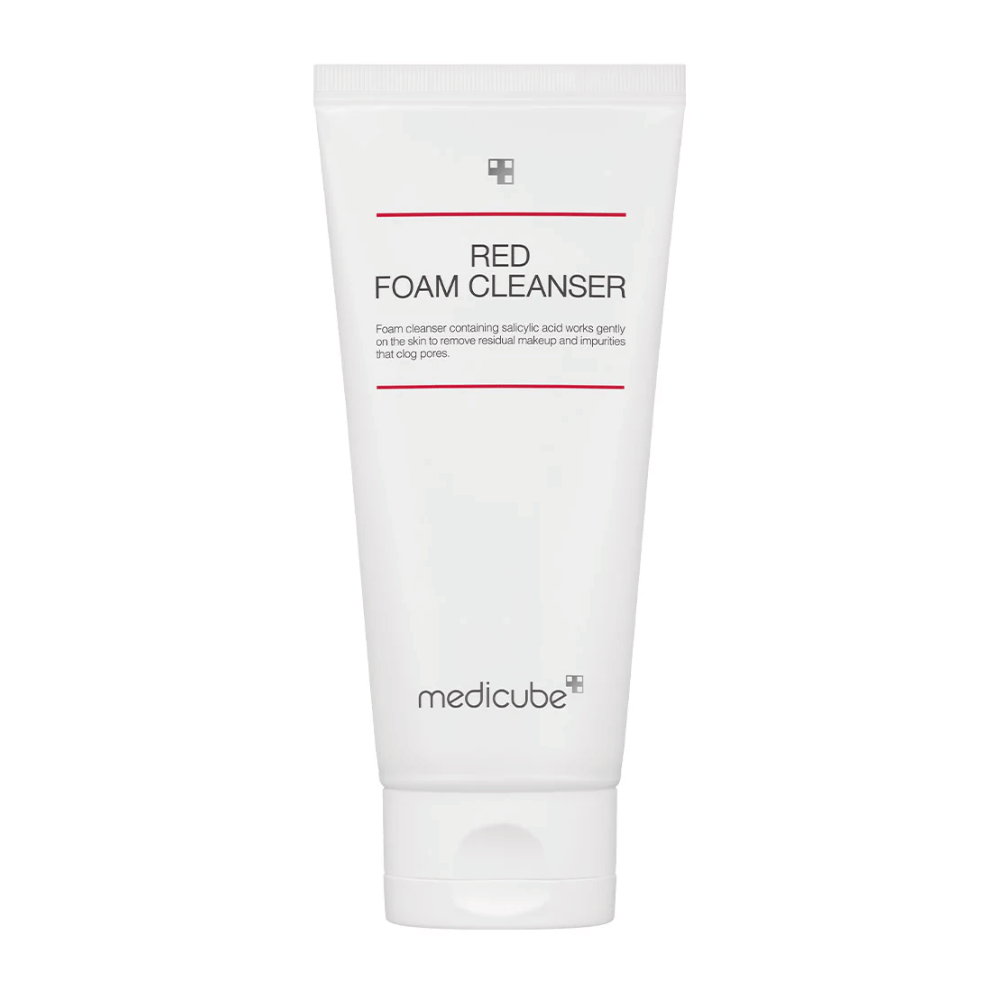 Immagine del prodotto su Medicube Red Foam Cleanser in un tubo bianco con linee rosse e testo nero, in piedi in posizione verticale su uno sfondo bianco.