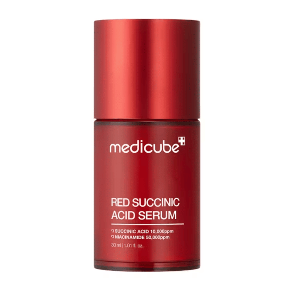 Medicube Red Succinic Acid Serum in un'elegante bottiglia rossa con testo che indica un contenuto di acido succinico 10,000ppm e niacinamide 50,000ppm, 30 ml. Progettato per pelli inclini all'acne e cura dei pigmenti.