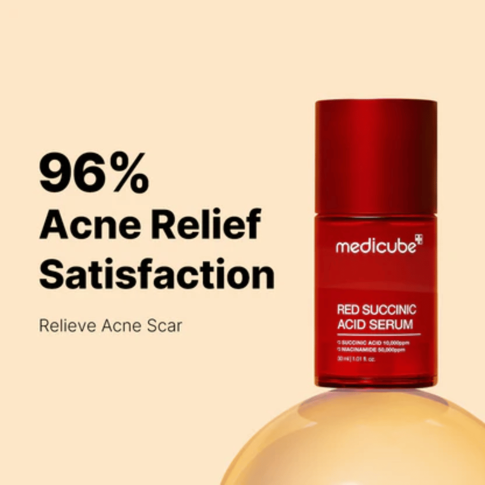 Medicube Red Succinic Acid Serum in bottiglia rossa con pompa, mostrato su sfondo beige con il testo "96% Soddisfazione Sollievo Acne". Il prodotto è stato sviluppato per ridurre cicatrici da acne e calmare la pelle.