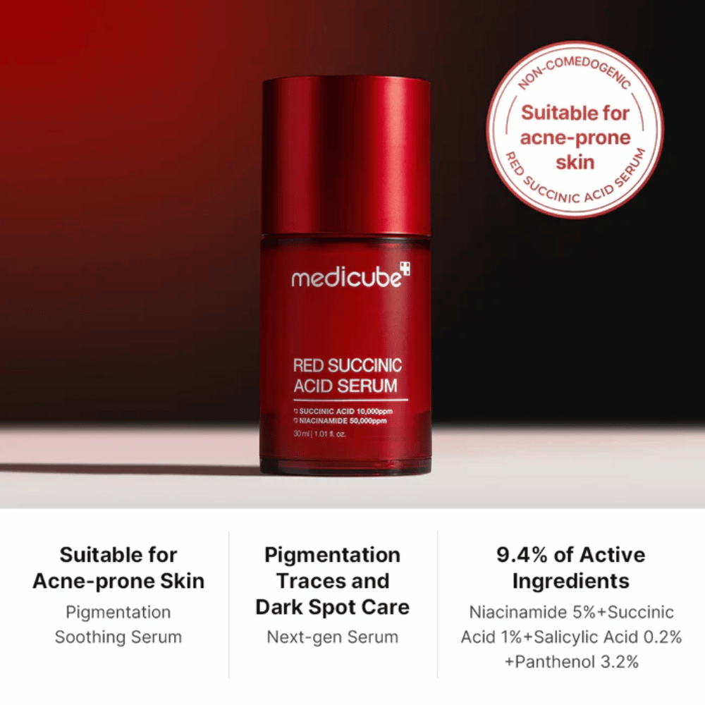 Medicube Red Succinic Acid Serum in una bottiglia rossa con pompa, sviluppato per pelli inclini all'acne. Contiene 5% niacinamide, 1% acido succinico, 0,2% acido salicilico e 3,2% pantenolo per ridurre le macchie pigmentarie e calmare la pelle.