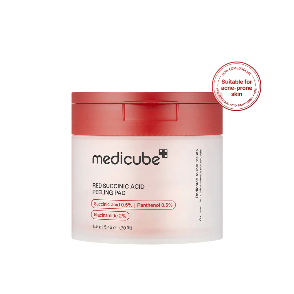 Medicube Red Succinic Acid Peeling Pad in un barattolo bianco con coperchio rosso, progettato per la pelle incline all'acne. Contiene acido succinico, pantenolo e niacinamide per migliorare la struttura della pelle e fornire un'esfoliazione delicata. Formula non comedogenica.