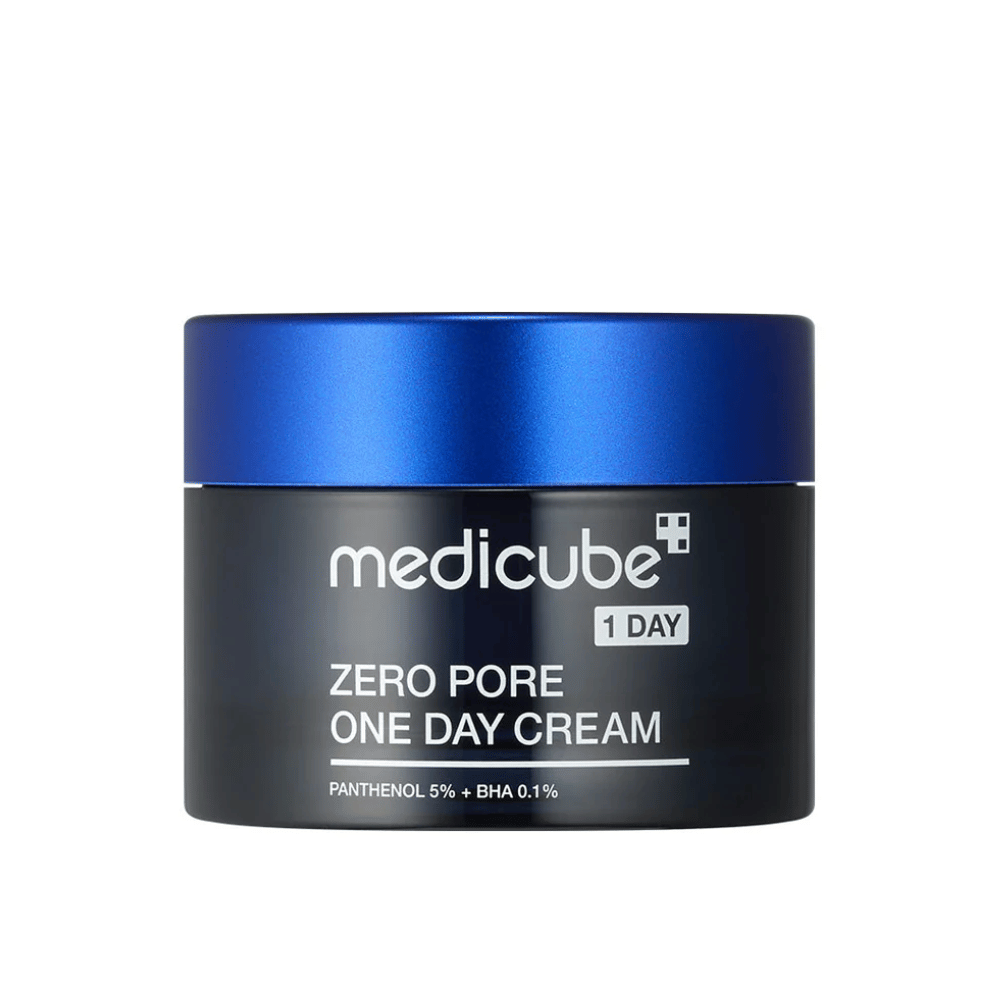 Medicube Zero Pore One Day Cream in un elegante barattolo nero con coperchio blu. Contiene il 5% di pantenolo e lo 0,1% di BHA per ridurre la dimensione dei pori e migliorare la struttura della pelle. Perfetto per l'uso quotidiano per una pelle più liscia e chiara.