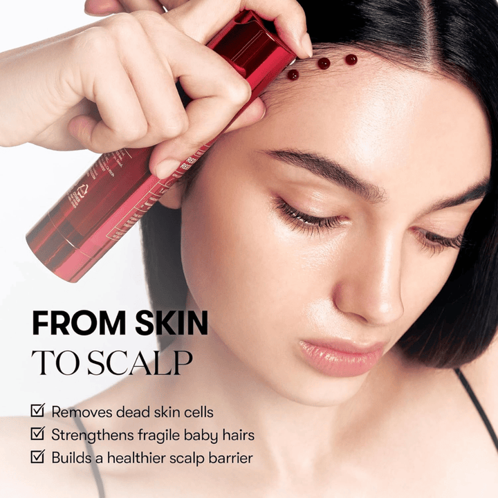 VT Cosmetics Red Booster Reedle Shot 100 viene applicato lungo l'attaccatura dei capelli e sul cuoio capelluto per esfoliare le cellule morte della pelle, rafforzare i capelli sottili e migliorare la barriera del cuoio capelluto.