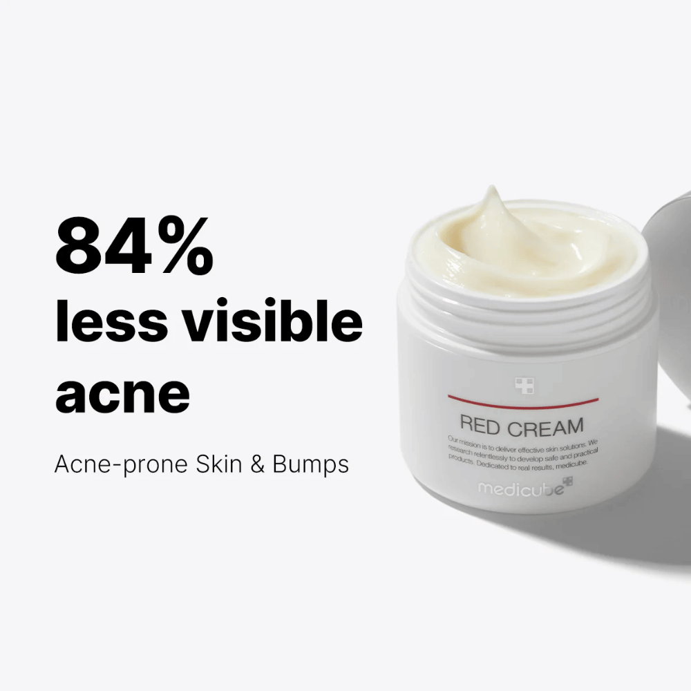 Barattolo bianco aperto con medicube Red Cream, una crema per la pelle soggetta ad acne – mostra una riduzione dell'84% dell'acne visibile secondo il testo nell'immagine.