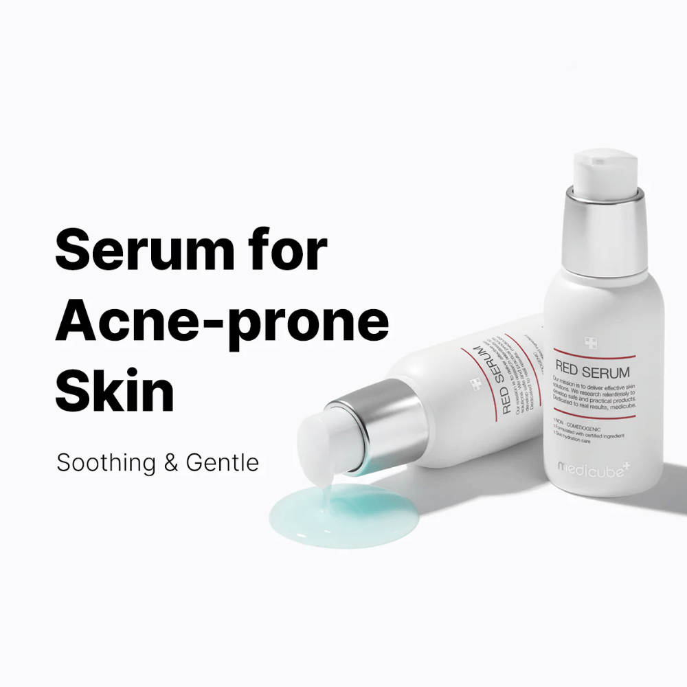 medicube Red Serum 2.0 – siero lenitivo in flacone a pompa bianco con formula bluastro, sviluppato appositamente per la pelle incline all'acne.