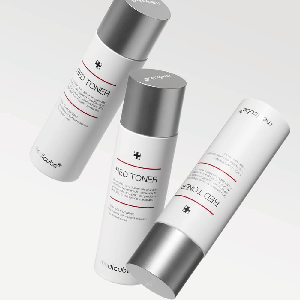 Tre bottiglie di medicube Red Toner con tappo d'argento – un idratante e astringente tonico viso progettato per la pelle sensibile e soggetta ad acne.