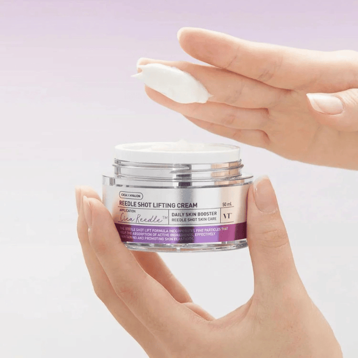 VT Cosmetics Reedle Shot Lifting Cream texture in crema da applicare sulla pelle per un effetto anti-età, maggiore elasticità e idratazione profonda.