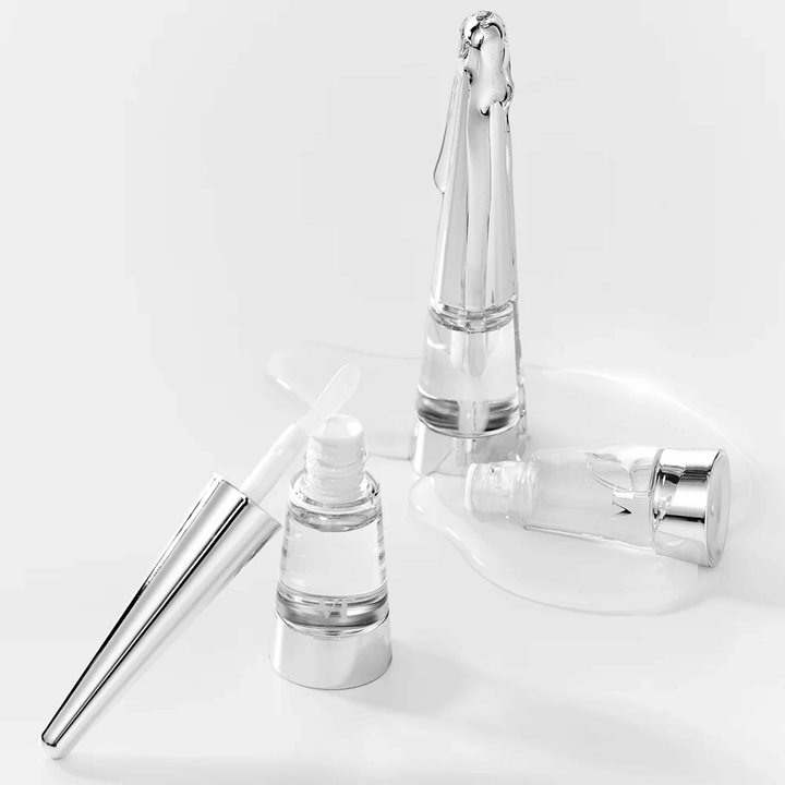 VT Cosmetics Reedle Shot Lip Plumper Beginner con texture del siero visibile che dona lucentezza, effetto ammorbidente e labbra più piene.