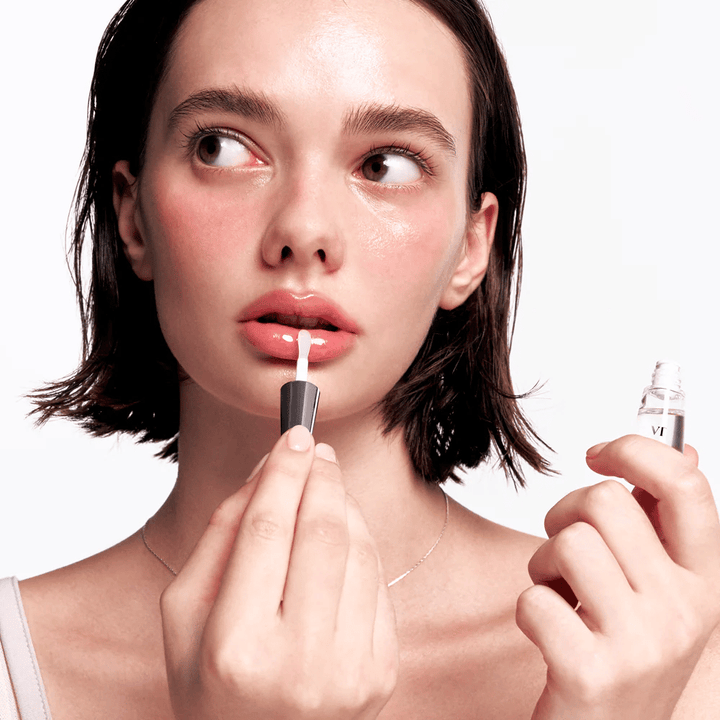 VT Cosmetics Reedle Shot Lip Plumper Beginner applicato sulle labbra per una sensazione più piena, una superficie delle labbra più liscia e una finitura lucida.