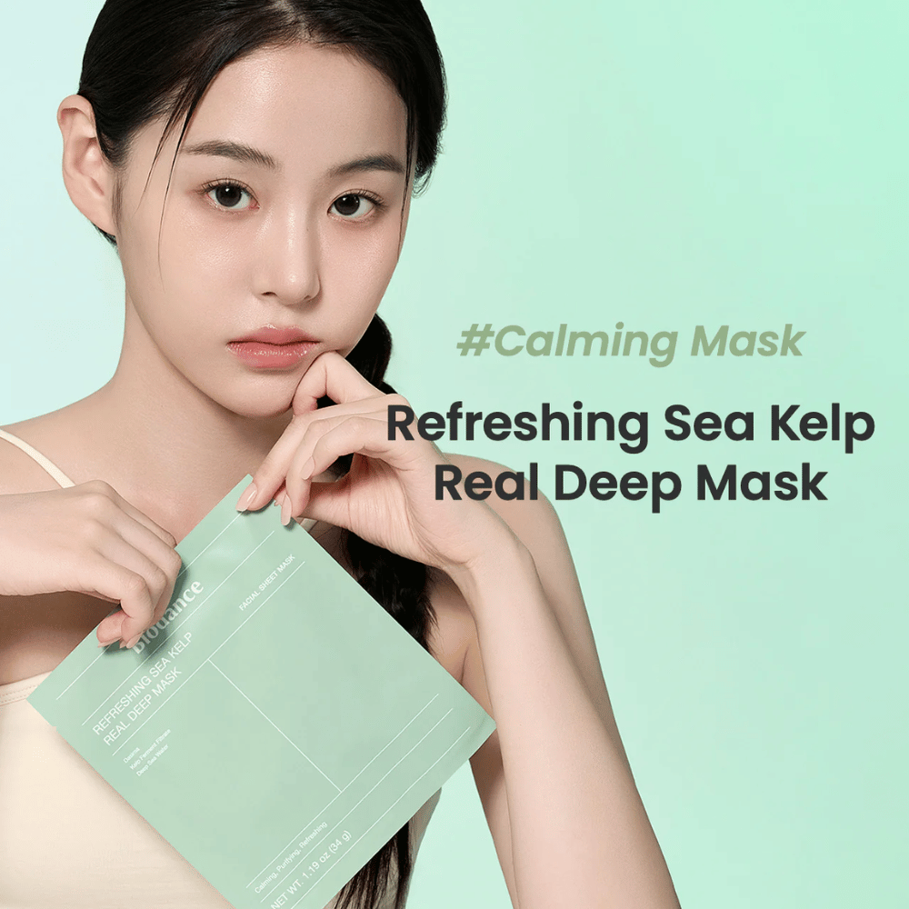 Donna con pelle fresca tiene un Refreshing Sea Kelp Real Deep Mask. Un maschera viso calmante e idratante con alga marina per una pelle radiosa e bilanciata.